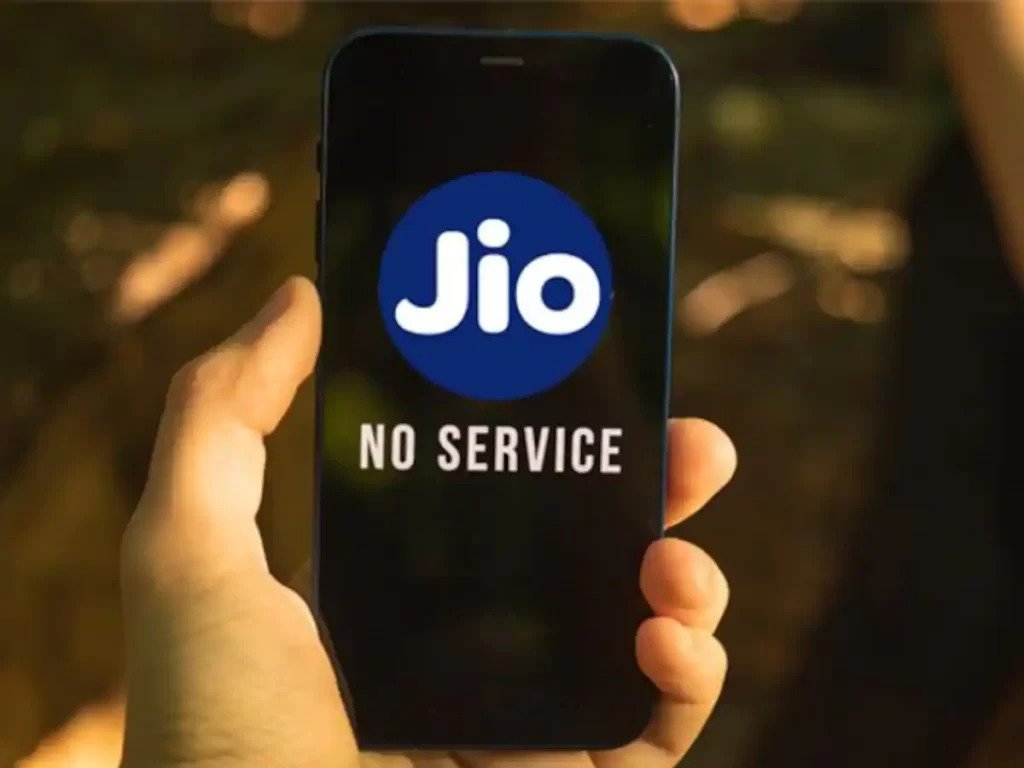पूरे देश में जियो की सेवाएं ठप, कॉल और मैसेज करने में आ रही दिक्कतें