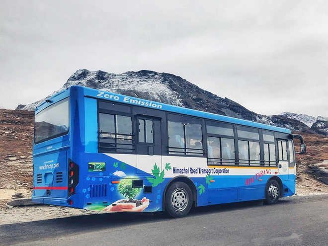 पर्यावरण बचाने और डीजल, पेट्रोल की खपत कम करने के लिए सरकार अब सिर्फ इलेक्ट्रिक वाहनों की ही करेगी खरीद