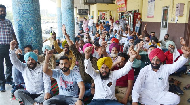 हड़ताल पर गए पंजाब रोडवेज़ के कर्मियों का चक्का जाम जारी, सोमवार को यूनियन और सरकार की बैठक