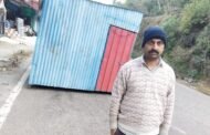 धर्मशाला-शिमला राष्ट्रीय राजमार्ग पर खोखा, मालिक ने हटाने से किया मना
