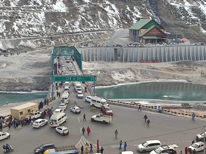देश के विभिन्न हिस्सों से बड़ी संख्या में पर्यटक मनाली उमड़े, अटल टनल रोहतांग से पिछले 24 घंटों में गुजरे 19 हजार वाहन