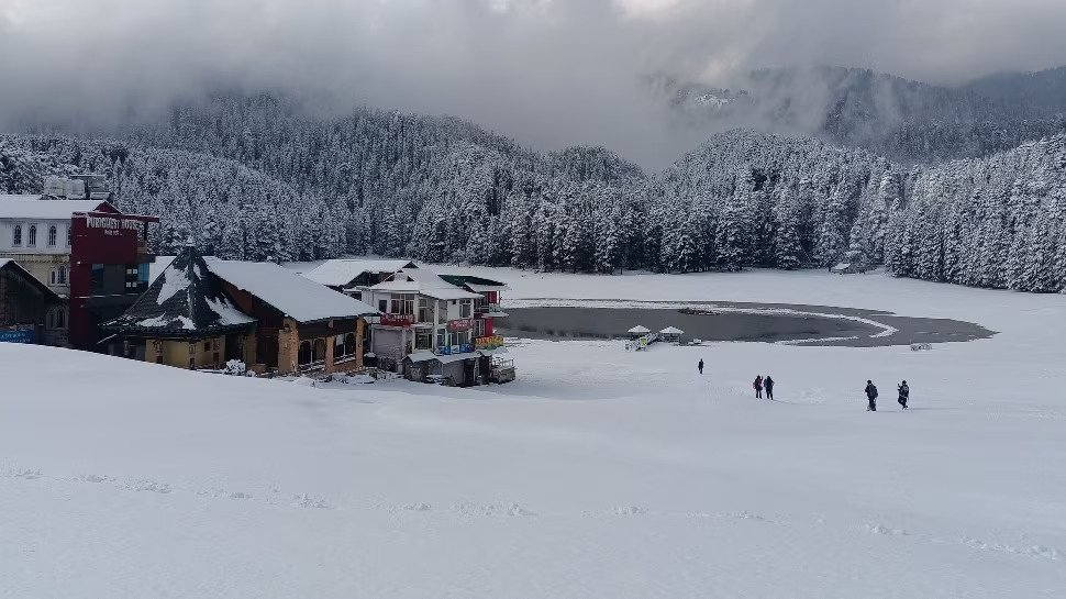 बर्फबारी के चलते हिमाचल सैलानियों से गुलजार,शून्य से नीचे पहुंचा तापमान