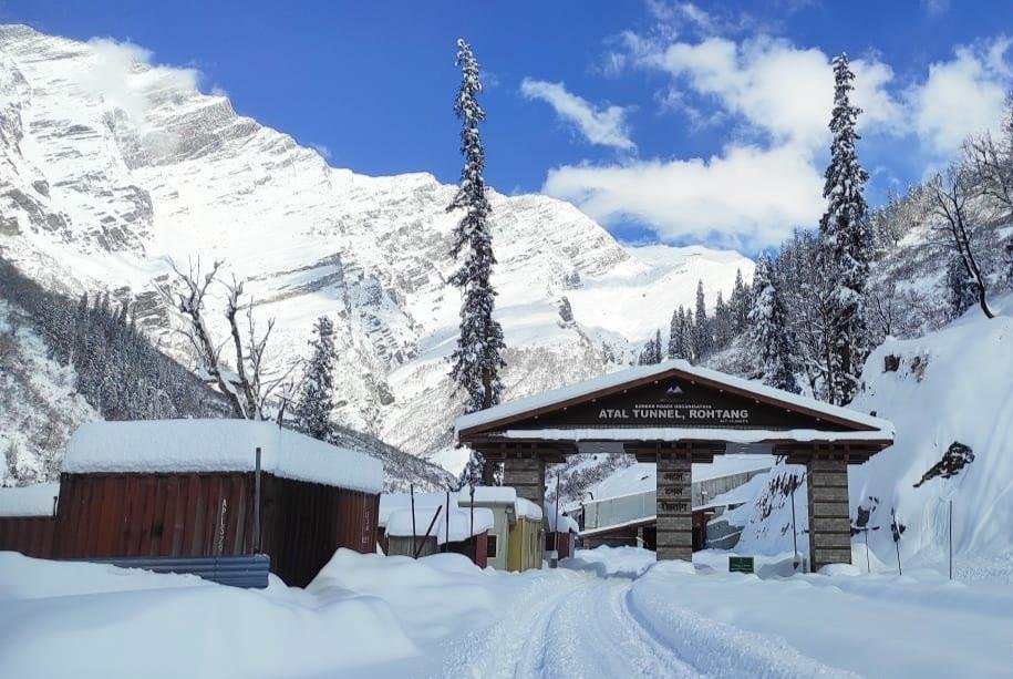 मनाली-लेह राष्ट्रीय राजमार्ग स्थानीय लोगों के लिए बहाल, सोलंग में सैलानियों की भीड़