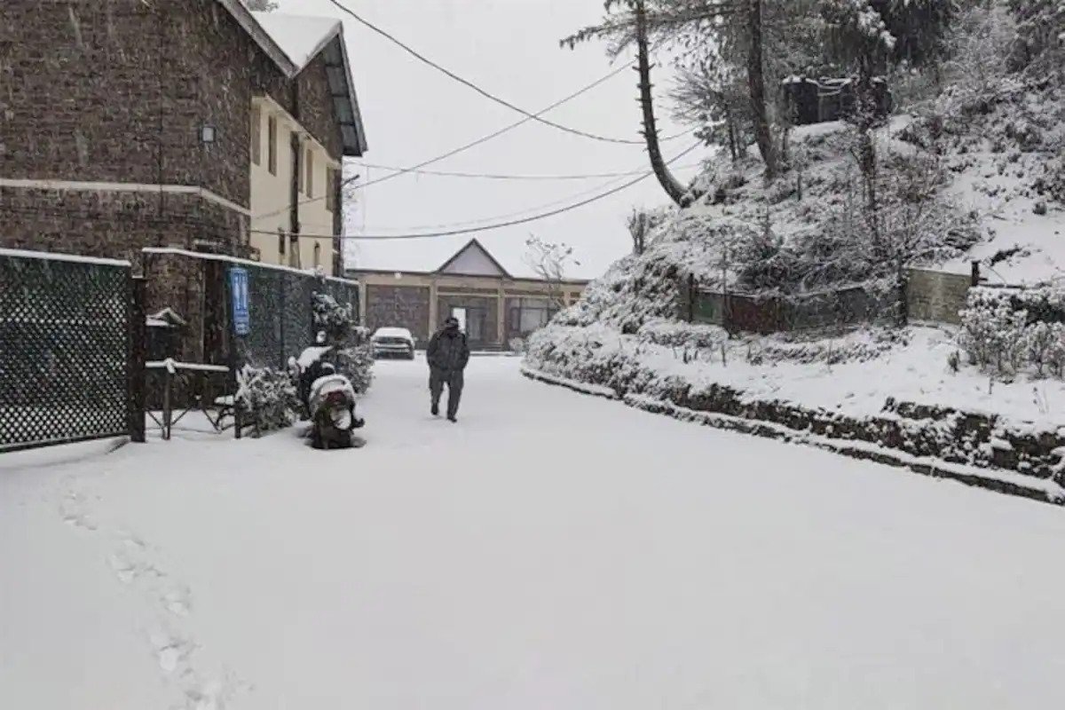 Himachal Pradesh weather: ताजा बर्फबारी से पहाड़ी राज्य में जनजीवन अस्त-व्यस्त