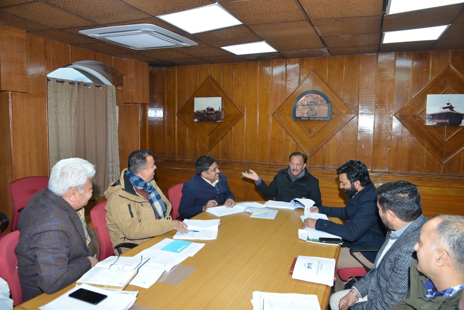 उद्योग मंत्री हर्षवर्धन चौहान ने ली विभाग की बैठक