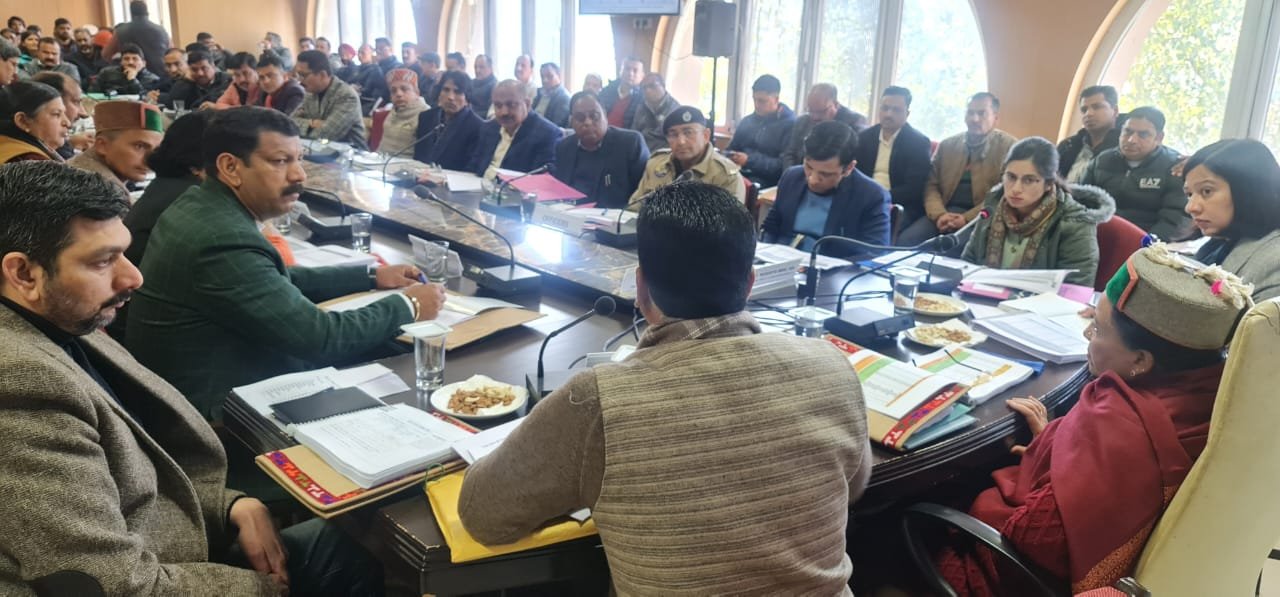 केंद्रीय योजनाओं  की समीक्षा बैठक में प्रतिभा सिंह ने कहा,  समय पर पूर्ण हो सभी  जनकल्याण योजनाएं