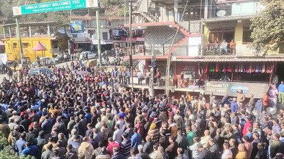 सीमेंट प्लांट विवाद के चलते  ट्रक ऑपरेटरों ने किया पैदल मार्च