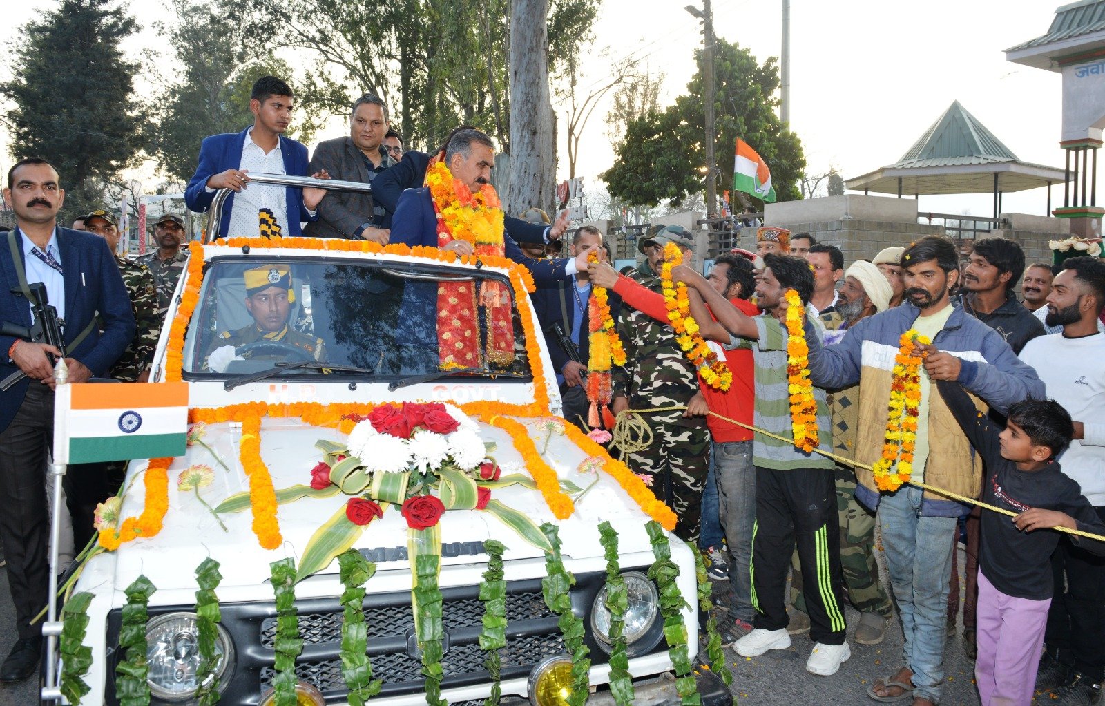 जिला मंडी आगमन पर मुख्यमंत्री का गर्मजोशी से स्वागत