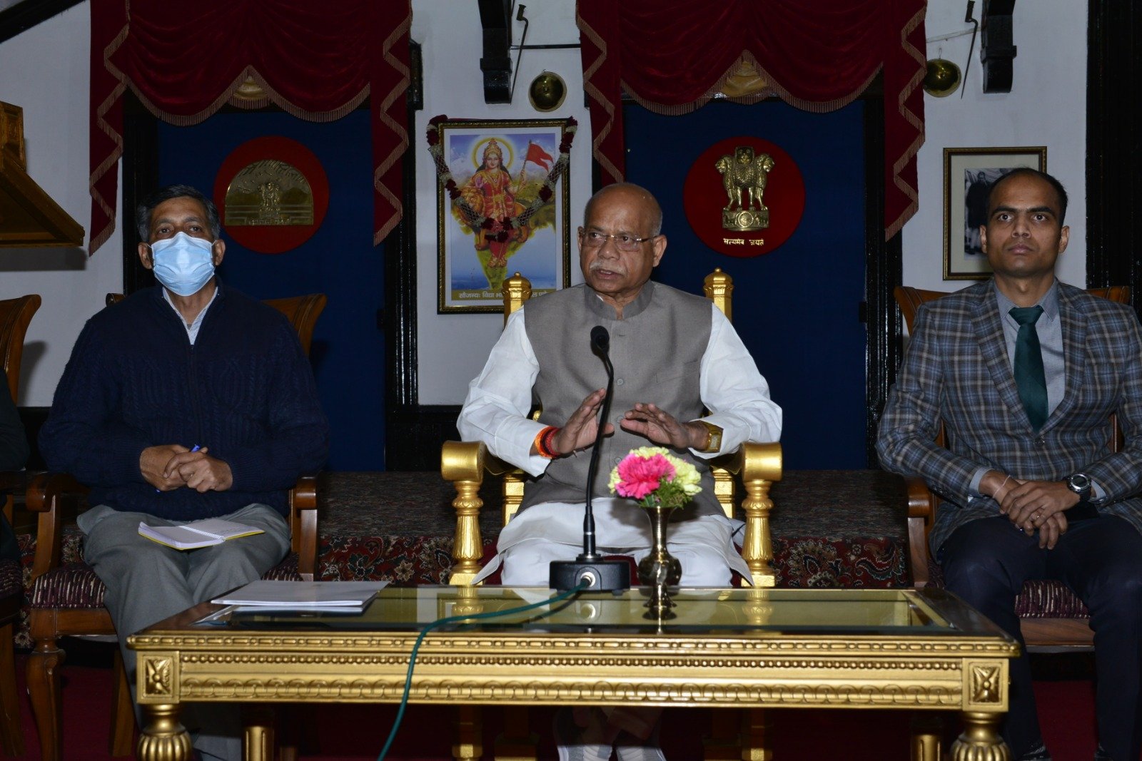राजभवन की प्रतिष्ठा के लिए मिलकर करें कार्य