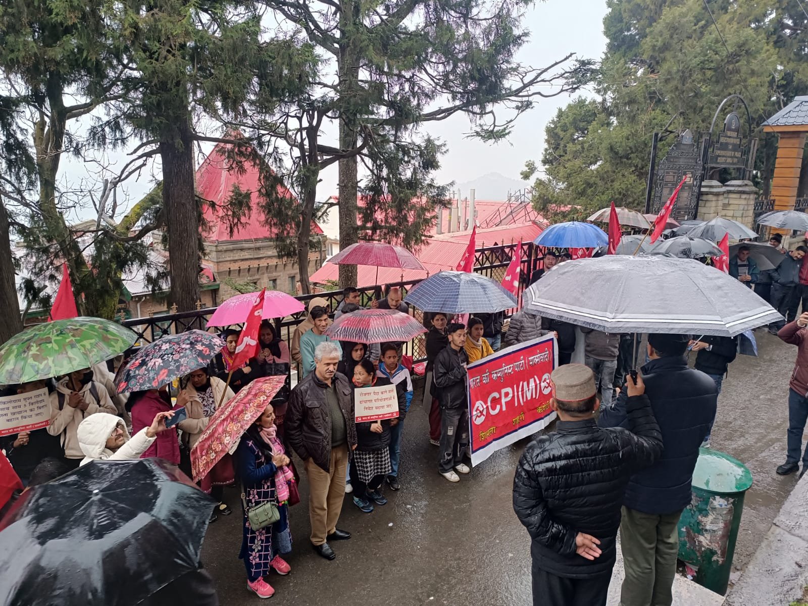 भारत की मार्क्सवादी पार्टी ने  केन्द्र में बीजेपी की मोदी सरकार के खिलाफ़ किया धरना प्रदर्शन