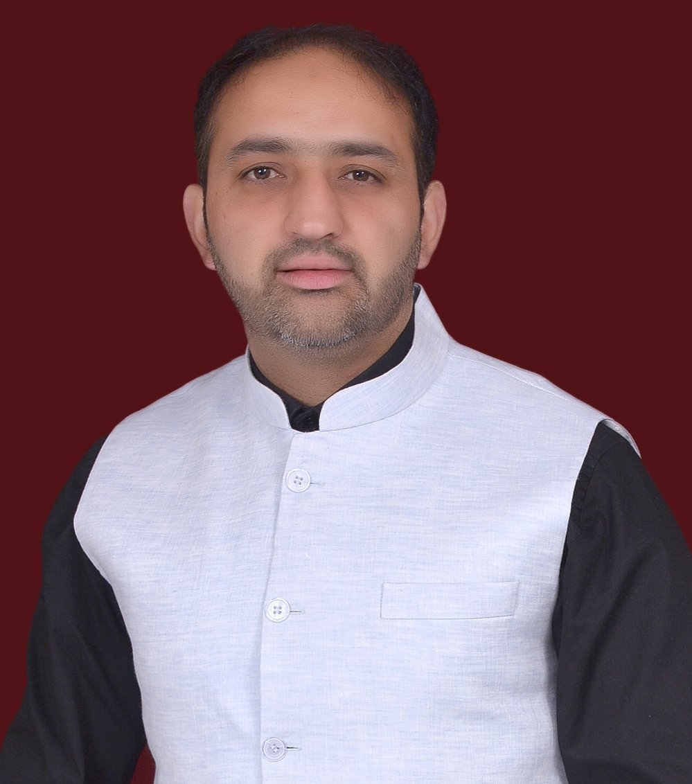 कांग्रेस 10 गारंटीयो के होर्डिंग हटाने और वॉल राइटिंग मिटाने में लगी
