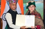 राज्यपाल ने राजभवन में किया आस्था शर्मा को सम्मानित