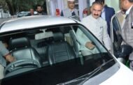 ऑल्टो कार से विधानसभा पहुंचे मुख्यमंत्री