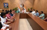 युवा एवं खेल मंत्री अनुराग सिंह ठाकुर से उनके संसदीय क्षेत्र हमीरपुर के करियर प्वाइंट यूनिवर्सिटी के छात्रों का एक दल नई दिल्ली स्थित आवास पर मिला
