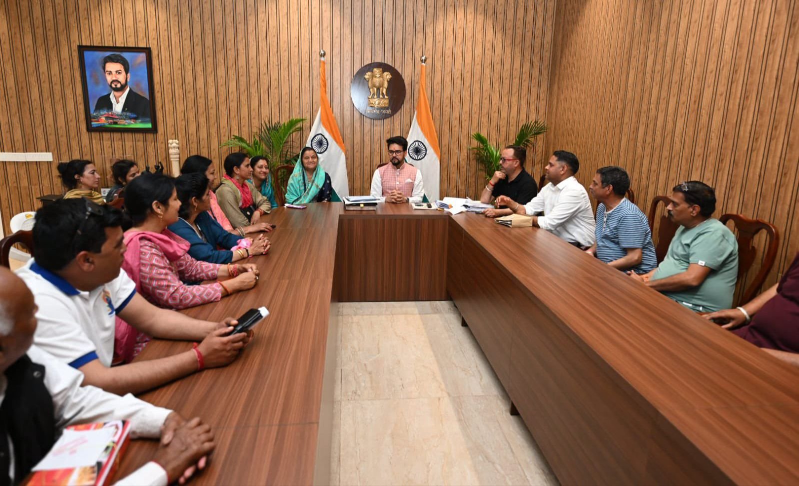 युवा एवं खेल मंत्री अनुराग सिंह ठाकुर से उनके संसदीय क्षेत्र हमीरपुर के करियर प्वाइंट यूनिवर्सिटी के छात्रों का एक दल नई दिल्ली स्थित आवास पर मिला