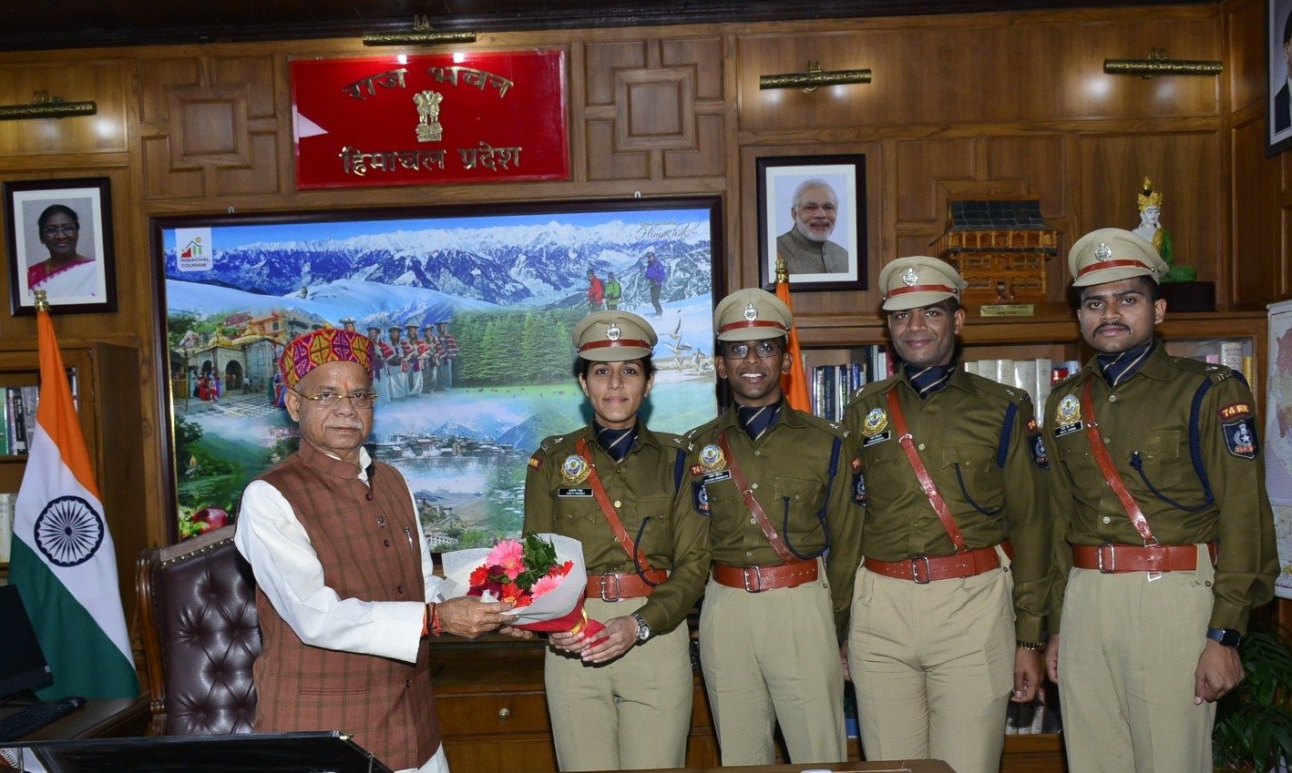 आई.पी.एस परिवीक्षाधीन अधिकारियों की राज्यपाल से भेंट