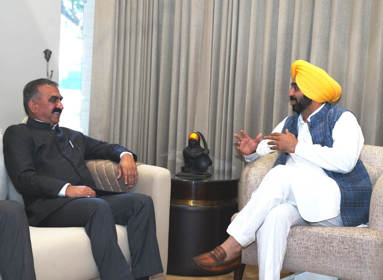 मुख्यमंत्री ने पंजाब के मुख्यमंत्री से विभिन्न द्विपक्षीय मामलों पर चर्चा की