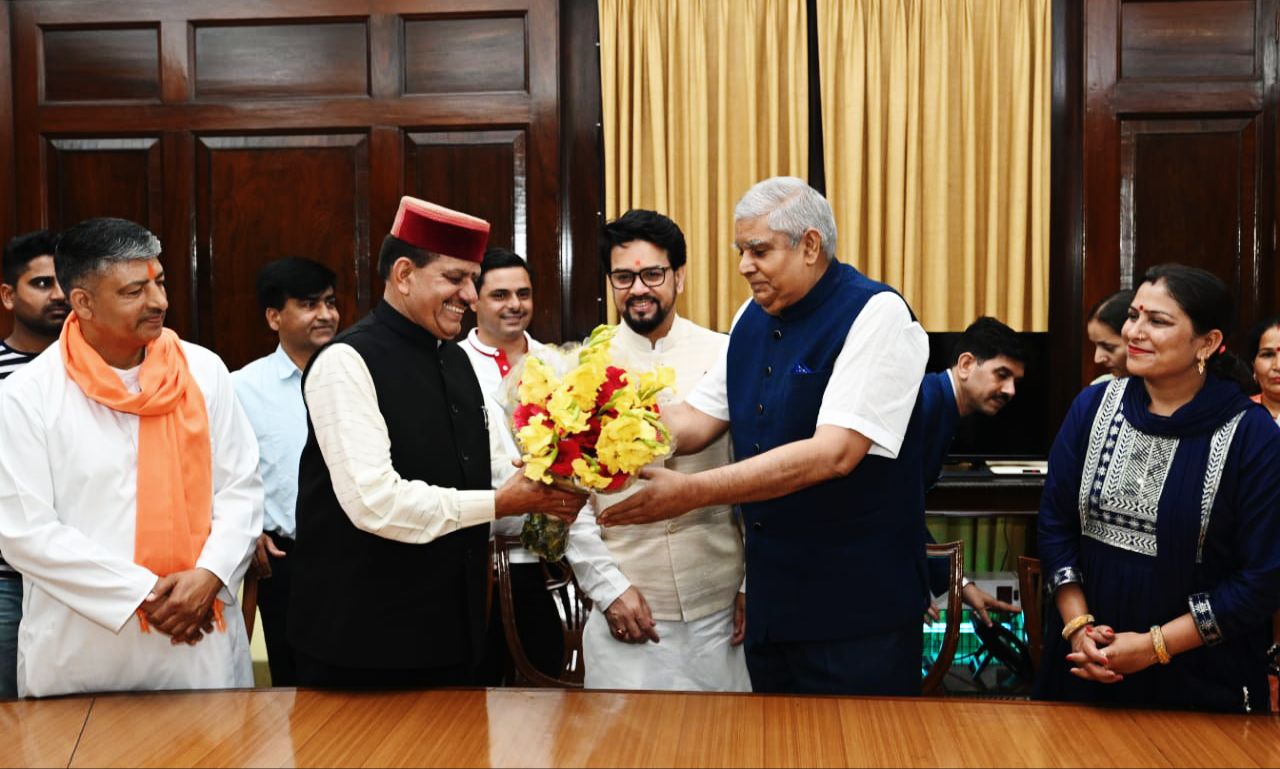 केंद्रीय मंत्री श्री अनुराग सिंह ठाकुर के नेतृत्व में हमीरपुर ज़िला परिषद सदस्यों ने उपराष्ट्रपति से की मुलाक़ात