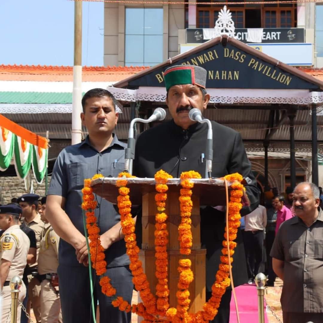 नाहन में उप-मुख्यमंत्री ने फहराया तिरंगा, मार्च पास्ट की ली सलामी