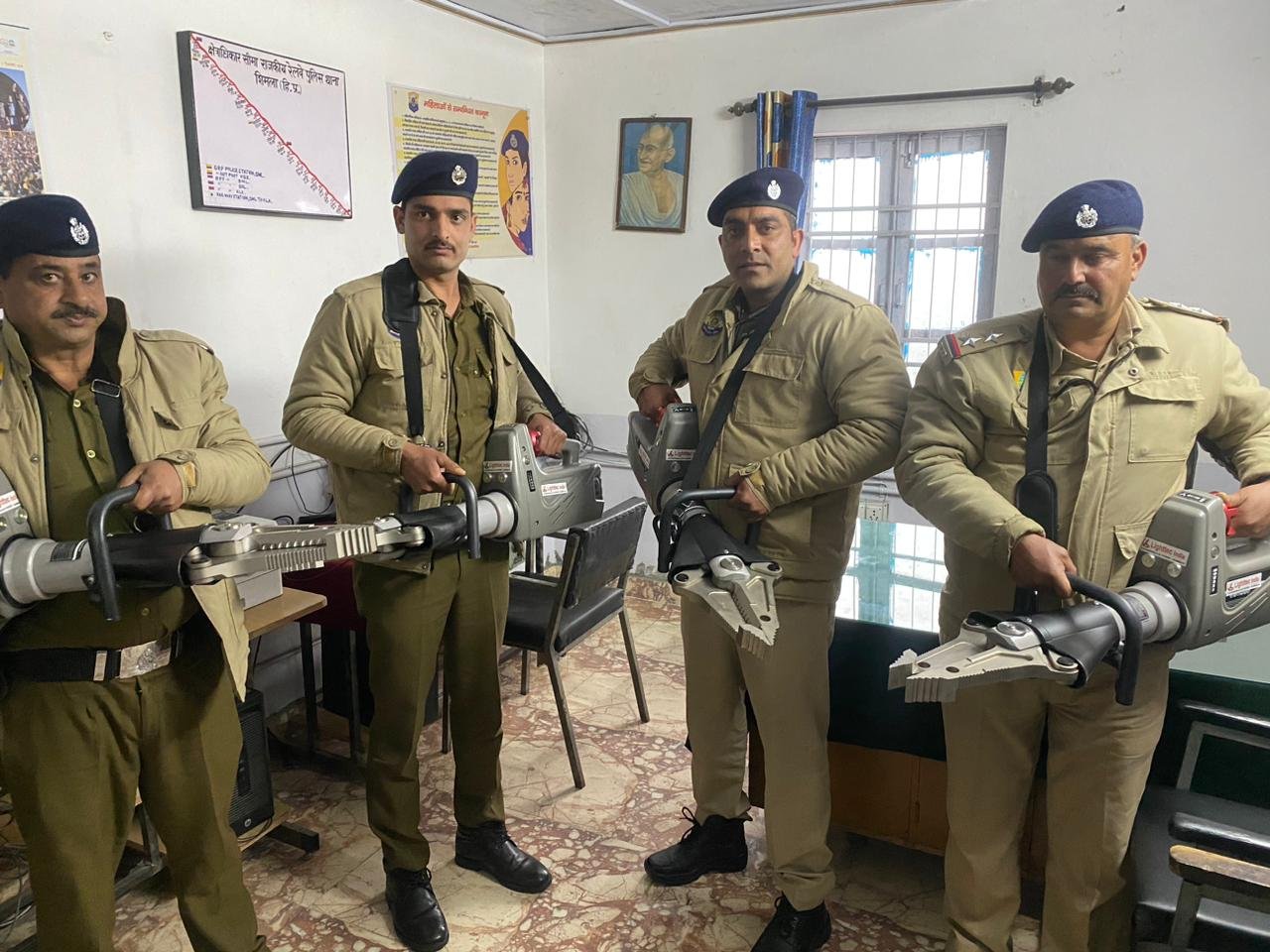 सड़क वाहन हादसों में प्रभावी रेस्क्यू ऑपरेशन चलाने के लिए हिमाचल पुलिस ने खरीद किए अत्याधुनिक हाइड्रॉलिक कटर एवं स्प्रेडर ।