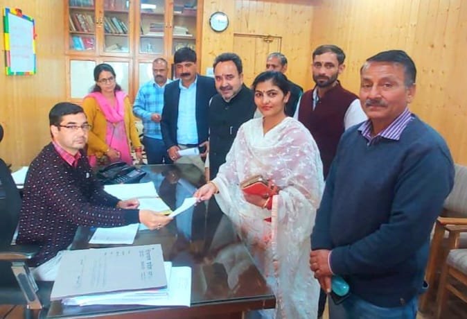 वंदना ठाकुर ने भाजपा के पक्ष में टूटू वार्ड से नामांकन वापिस लिया;