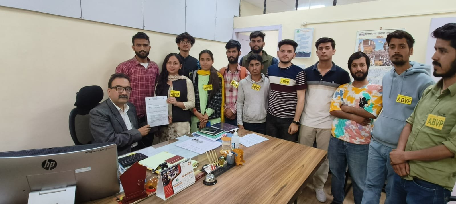 एबीवीपी एचपीयू विधि विभाग इकाई ने विधि विभाग अध्यक्ष को सौम्पा ज्ञापन