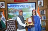 राज्यपाल ने पर्वतारोही बलजीत कौर को राजभवन में किया सम्मानित