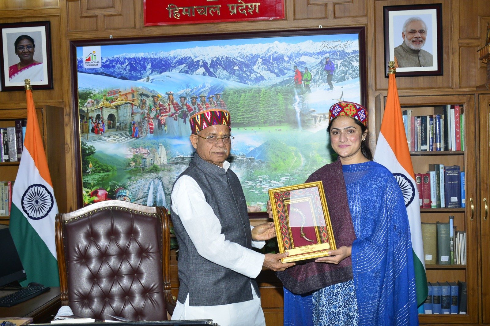 राज्यपाल ने पर्वतारोही बलजीत कौर को राजभवन में किया सम्मानित