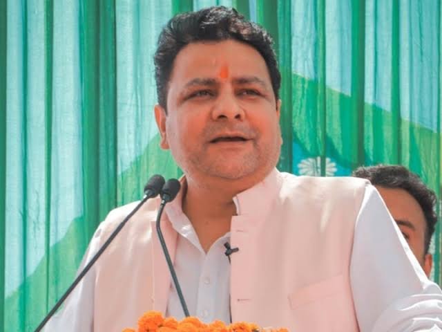 सुधीर शर्मा ने राकेश चौधरी के खिलाफ खोला मोर्चा, कहा-'कानून हाथ में ले रहे बीजेपी नेता'..