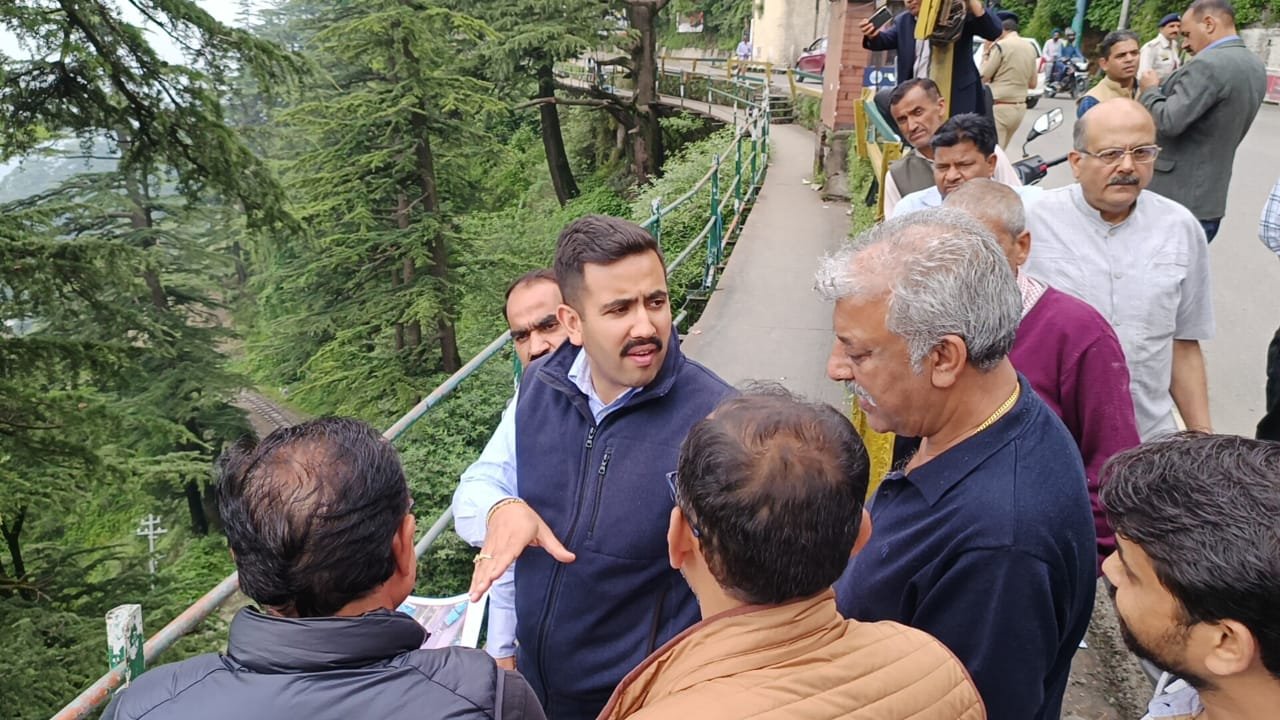 शिमला शहर को जाम मुक्त बनाने के लिए लोक निर्माण मंत्री ने सर्कुलर रोड का किया निरीक्षण