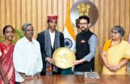 हिमाचली रीति रिवाज से अनुराग ठाकुर ने शतरंज ग्रैंडमास्टर रमेश बाबू प्रज्ञाननंद को अपने आवास पर सम्मानित किया