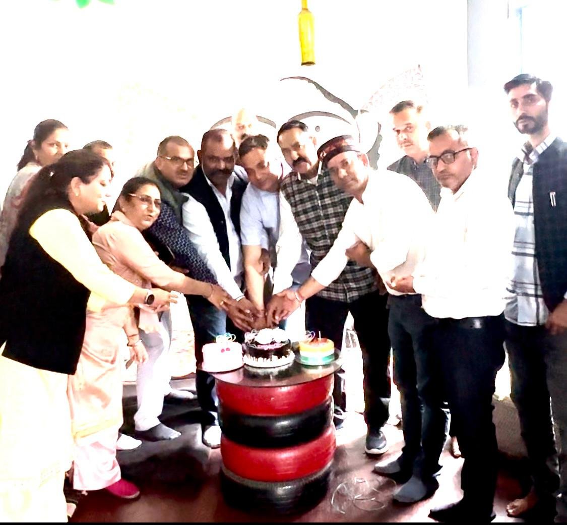 सुजानपुर कांग्रेस ने केक काट मुख्यमंत्री सुक्खू को दी जन्मदिन की बधाई