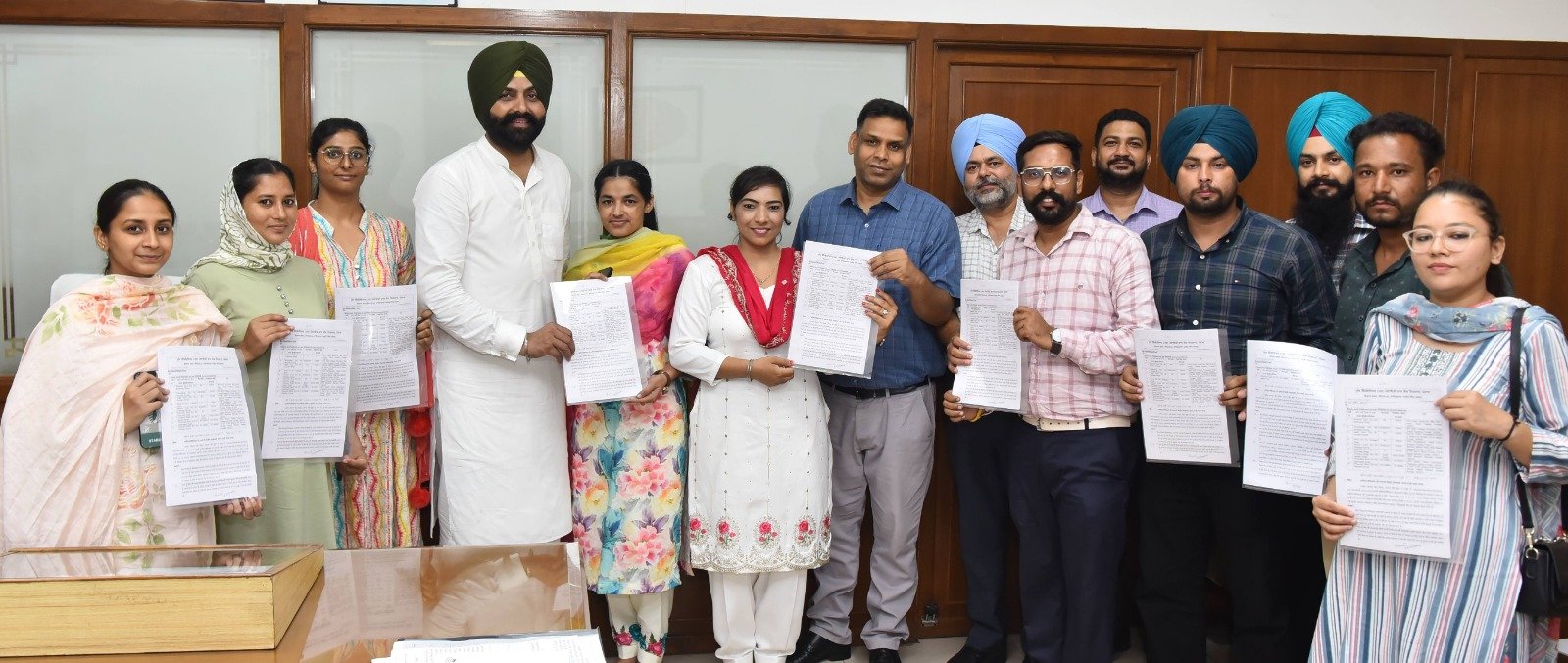 पंचायत मंत्री लालजीत सिंह भुल्लर ने 10 स्टेनो-टाइपिस्टों को सौंपे नियुक्ति पत्र