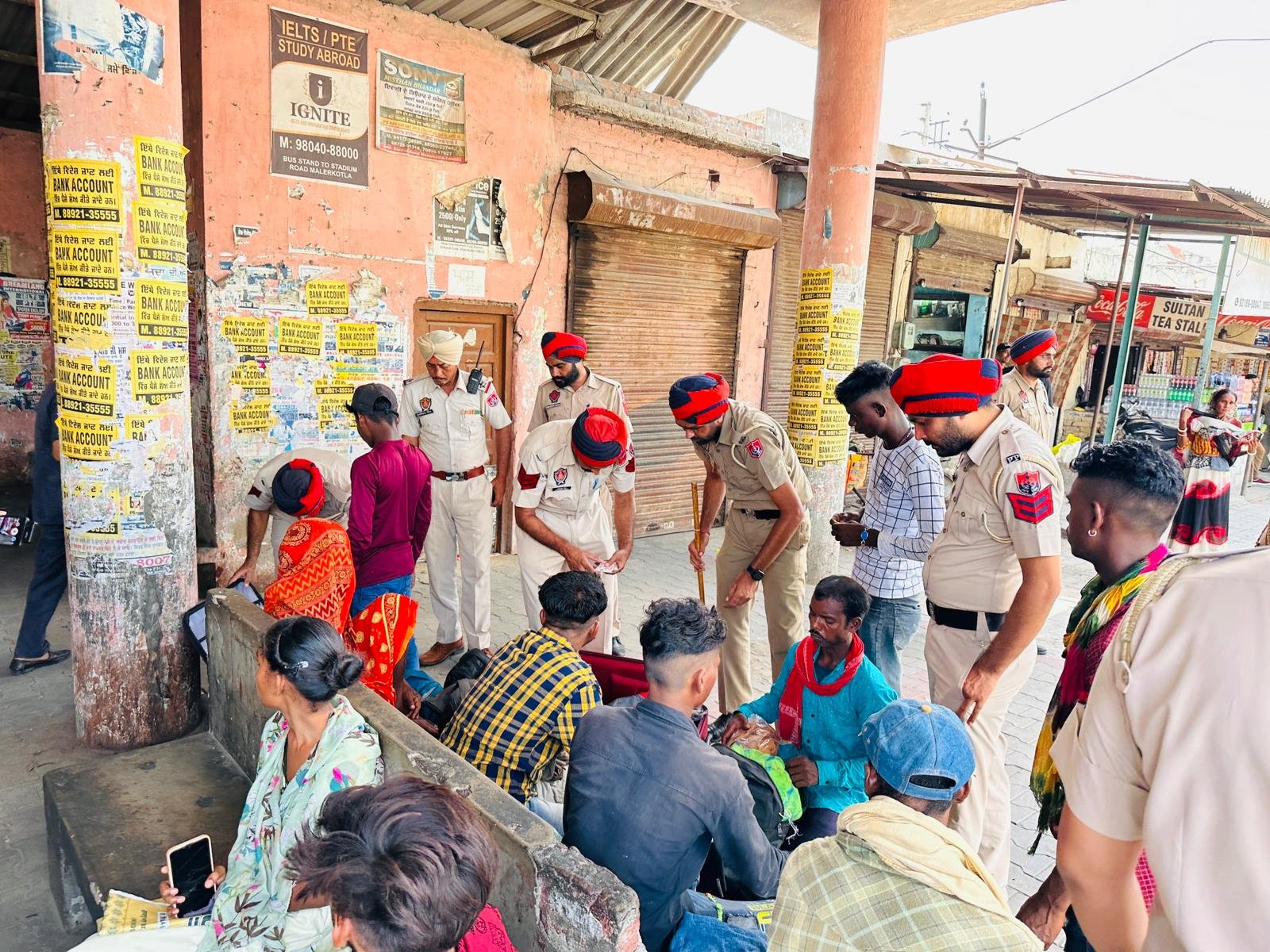 राज्य भर में 393 पुलिस टीमों ने 195 बस स्टैंडों पर 2493 व्यक्तियों की तलाशी ली