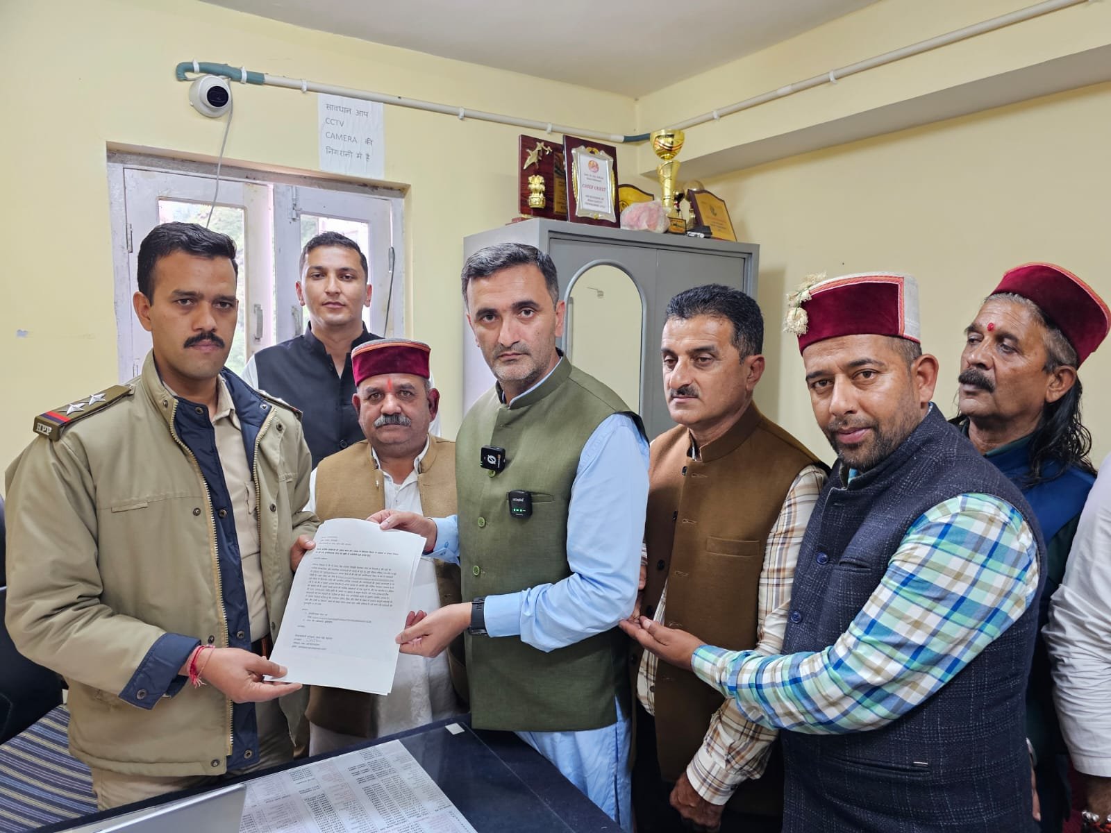 धार्मिक भावनाओं को ठेस पहुंचाने और देव नृत्य करने वालों को आतंकवादी कहने के मामले में सोशल मीडिया अकाउंट के खिलाफ FIR दर्ज