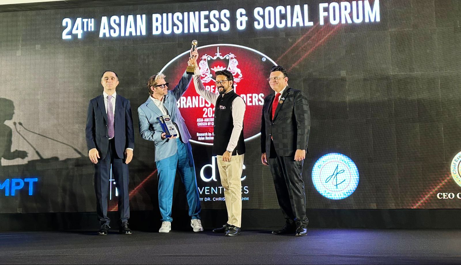 दुबई में अनुराग ठाकुर ने प्रसिद्ध प्रवासी भारतीयों को सम्मानित किया