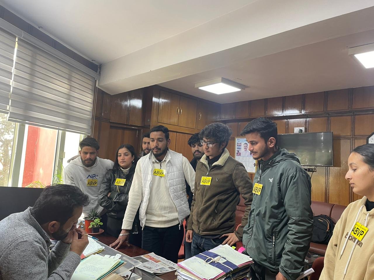 ABVP HPU ने सीसीटीवी व नए हीटर लगाने की मांग को लेकर सौंपा ज्ञापन