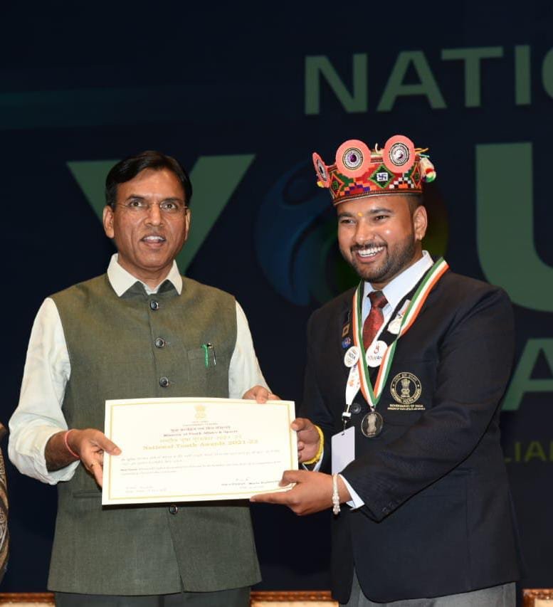 जनसेवा की ओर बढ़े सुमित ठाकुर के हाथों ने कदमों को पहुंचाया दिल्ली