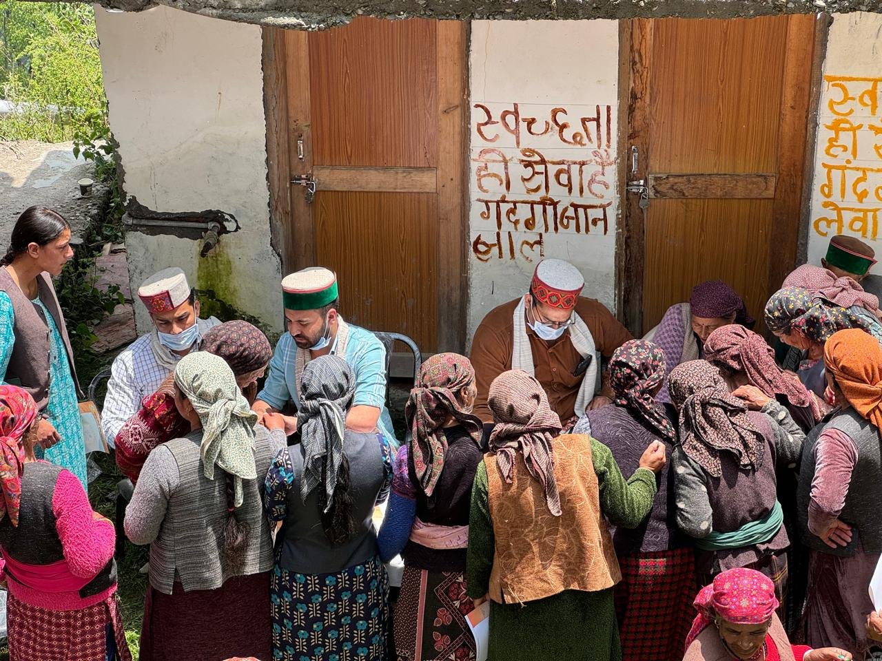 IGMC के विशेषज्ञ डॉक्टर ने रोहडू के दुर्गम तांगणू गांव में लगाया स्वास्थ्य जांच शिविर