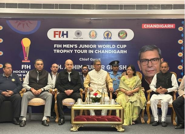 FIH जूनियर हॉकी वर्ल्ड कप ट्रॉफी टूर पहुंचा चंडीगढ़ हरियाणा के राज्यपाल असीम घोष ने किया ट्रॉफी का अनावरण
