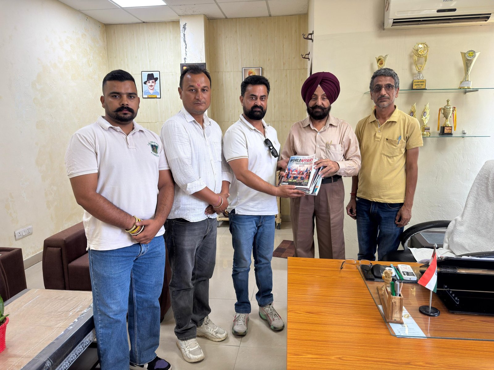 युवाओं के सपनों को मिलेगी उड़ान, वरुण विक्की ने लाइब्रेरी को दीं UPSC तैयारी की किताबे