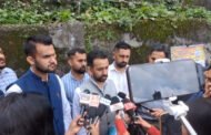 सेब सीजन से पहले चौपाल की जर्जर सड़कों के सुधार की मांग, जिला परिषद सदस्य अतुल शर्मा ने एडीसी को सौंपा ज्ञापन