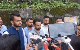 सेब सीजन से पहले चौपाल की जर्जर सड़कों के सुधार की मांग, जिला परिषद सदस्य अतुल शर्मा ने एडीसी को सौंपा ज्ञापन