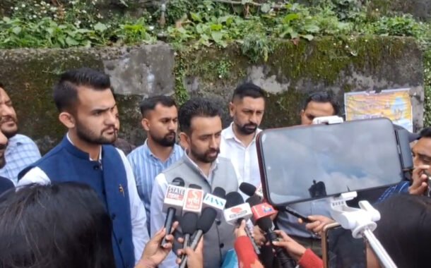 सेब सीजन से पहले चौपाल की जर्जर सड़कों के सुधार की मांग, जिला परिषद सदस्य अतुल शर्मा ने एडीसी को सौंपा ज्ञापन