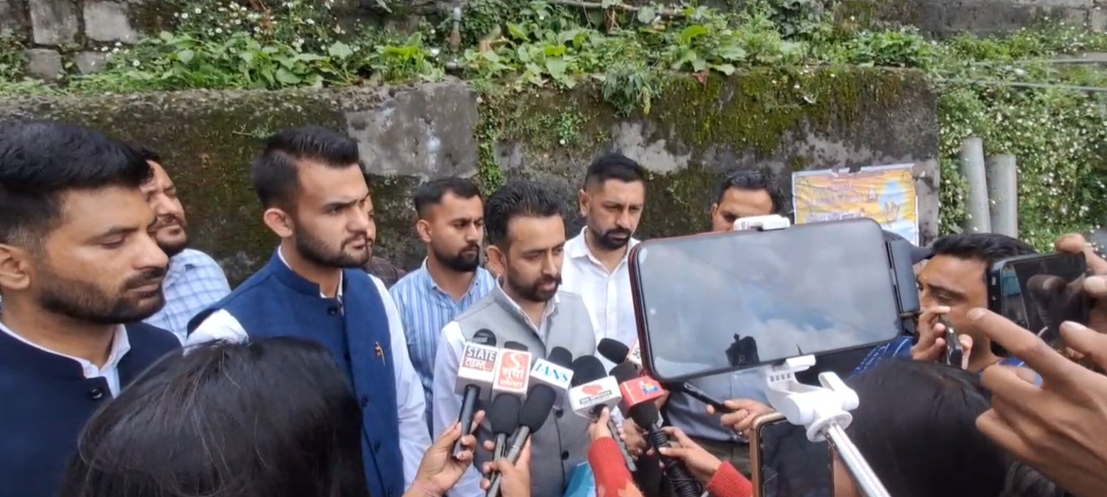सेब सीजन से पहले चौपाल की जर्जर सड़कों के सुधार की मांग, जिला परिषद सदस्य अतुल शर्मा ने एडीसी को सौंपा ज्ञापन